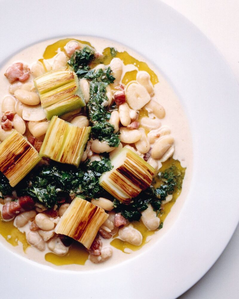 Recette des poireaux tendres, haricots et salsa verde du chef londonien Jesse Jenkins Cuisiner les légumes éditions marabout livre de recettes végétariennes le prescripteur 1