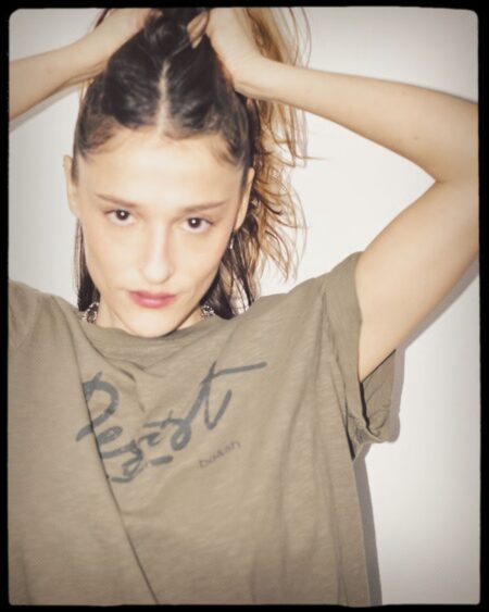 RESIST, le tee-shirt de Ba&sh engagé contre les violences faites aux femmes le prescripteur marie masuyer 125 et après Sarah barukh