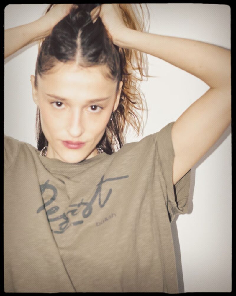 RESIST, le tee-shirt de Ba&sh engagé contre les violences faites aux femmes le prescripteur marie masuyer 125 et après Sarah barukh